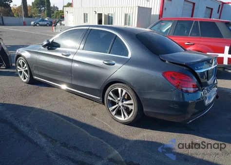 2016 Mercedes-Benz C 300 z USA, uszkodzony, nr VIN 55SWF4JB2GU154736